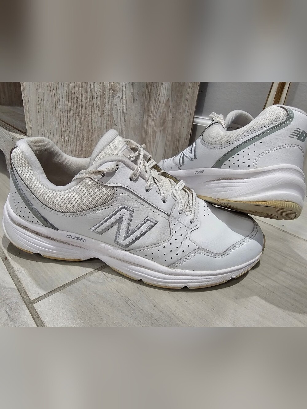 New Balance Womens White Leather Sneakers Size 7